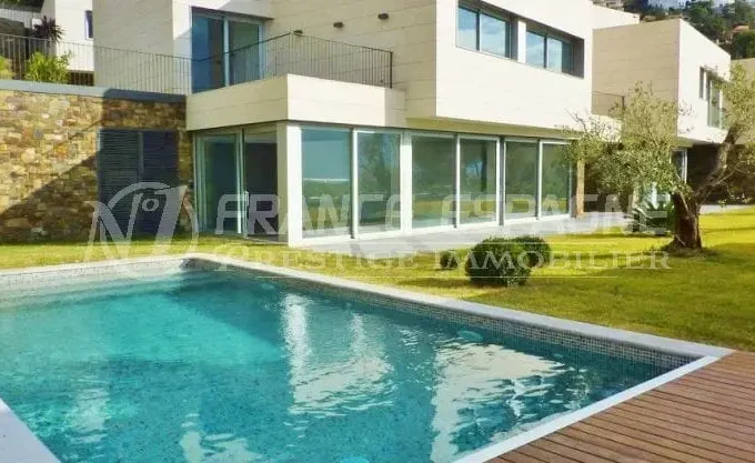 estate agency rosas: villa ref.2392, front view, swimming pool and garden of 620 m².