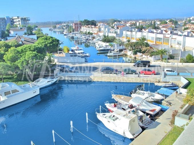 sale apartment rosas, 4 rooms 69 m² with 13 m² terrace and 9 m private mooring, canal view, near beach            
