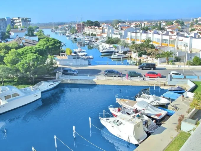 sale apartment rosas, 4 rooms 69 m² with 13 m² terrace and 9 m private mooring, canal view, near beach            