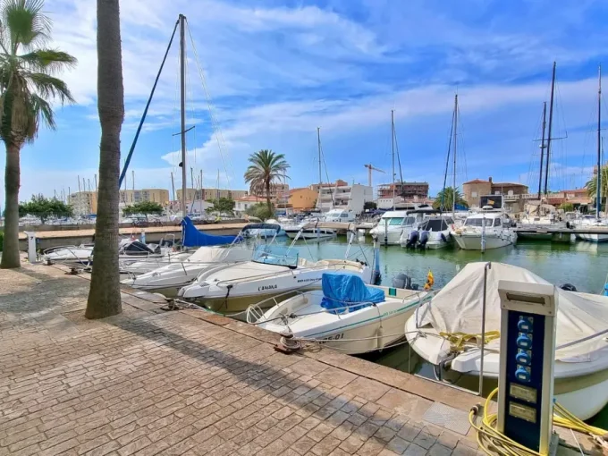 rosas immo: amarre-canal 6,5 m x 2,35 m en el canal de santa Margarida con agua y electricidad