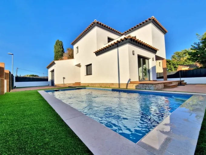 Immobilienagentur costa brava: Villa mit 4 Schlafzimmern 190 m2, Garten 428 m² und Terrasse