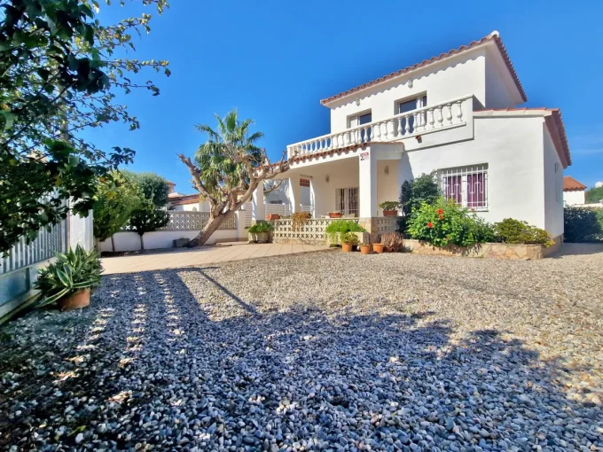 charming villa empuriabrava 5 rooms 100 m², detached house