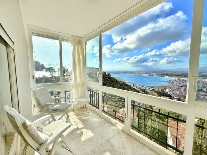 apartment overlooking the bay of Roses 3 rooms 92 m², terrace sea view